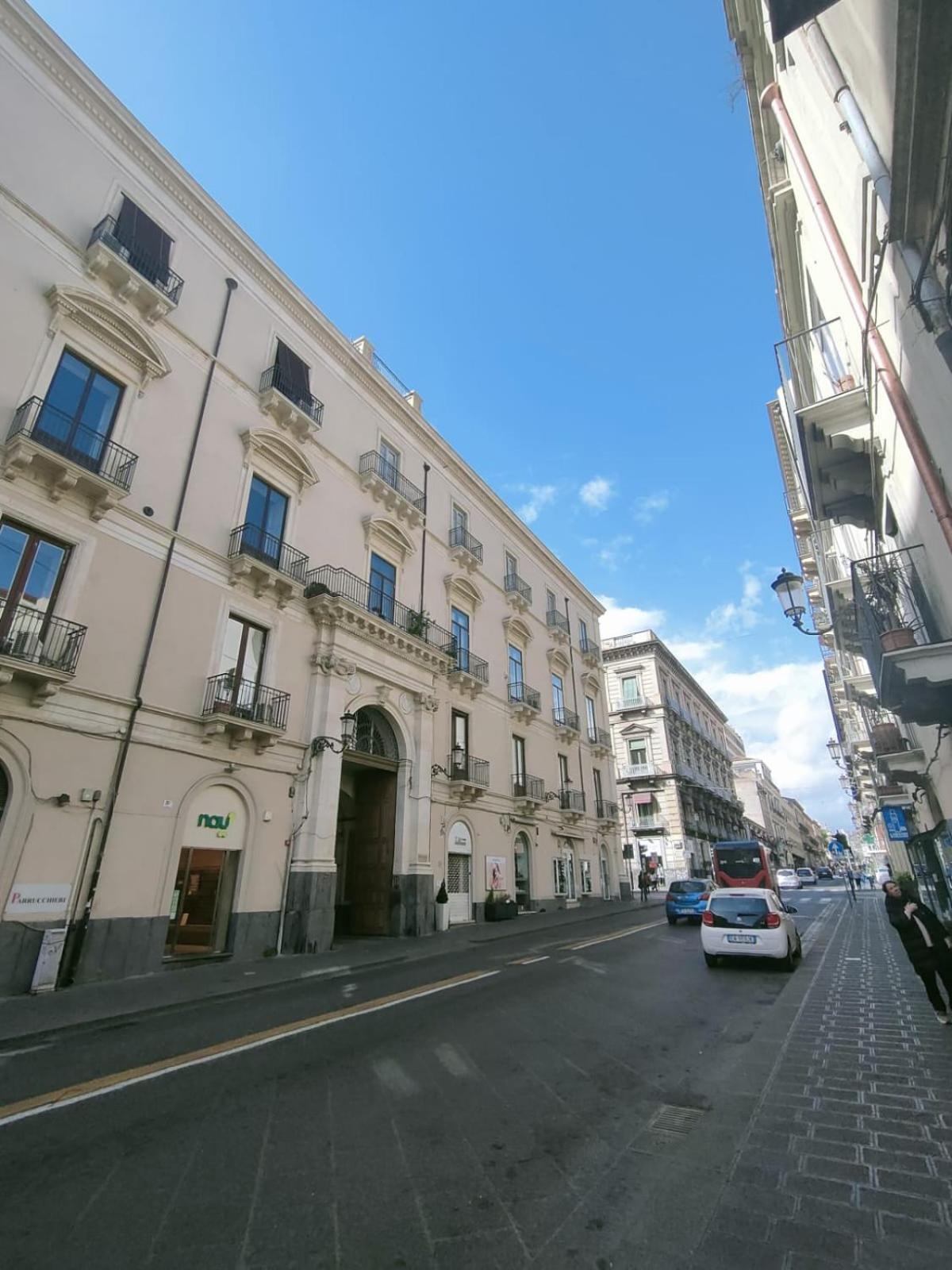 Hibiscus - Etnea Rooms Catania Bagian luar foto
